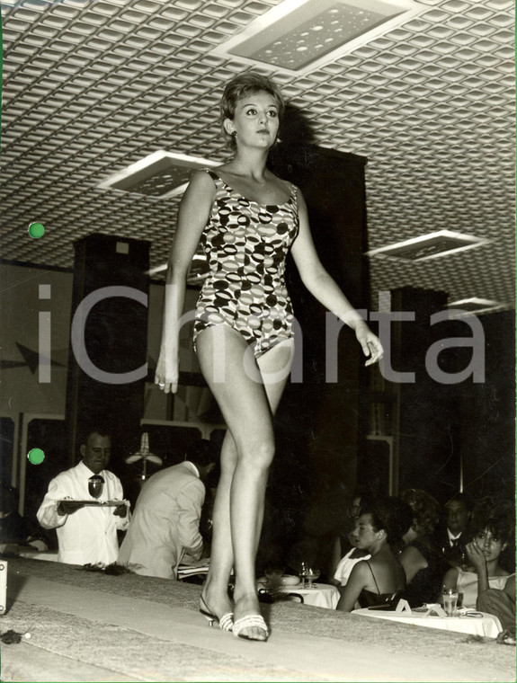 1960 ca JESOLO (VE) Modella in costume intero fantasia *GRANCHI Sfilata VINTAGE