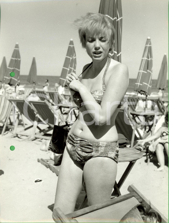 1960 ca LIGURIA Modella bikini fantasia tra le sdraio *Foto SANTI MODA VINTAGE