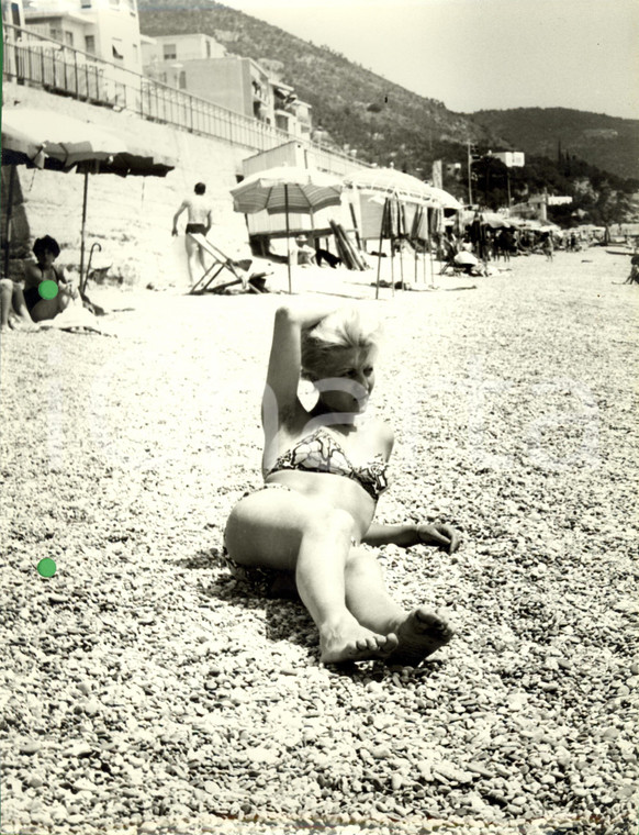 1960 ca LIGURIA Modella in bikini sdraiata sulla spiaggia *Foto MODA VINTAGE