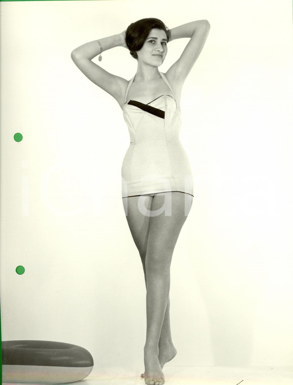 1960 ca MILANO MODA Modella posa scalza con salvagente *Foto LUXARDO VINTAGE