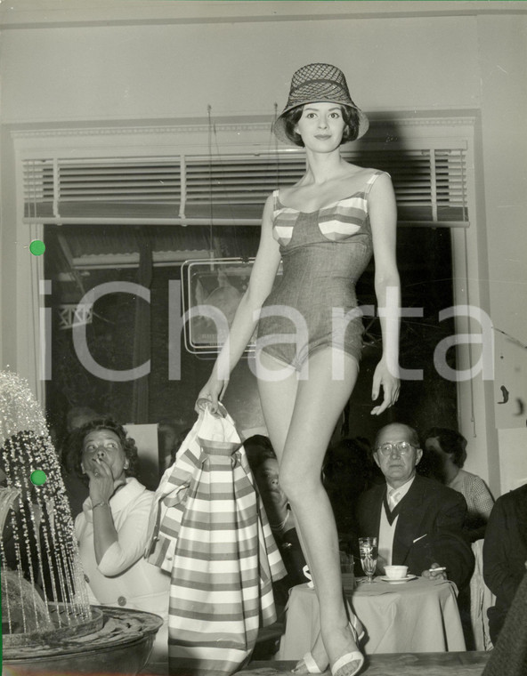 1960 ca MILANO Sfilata modella in costume intero e gonna *Foto Guido MORANDOTTI