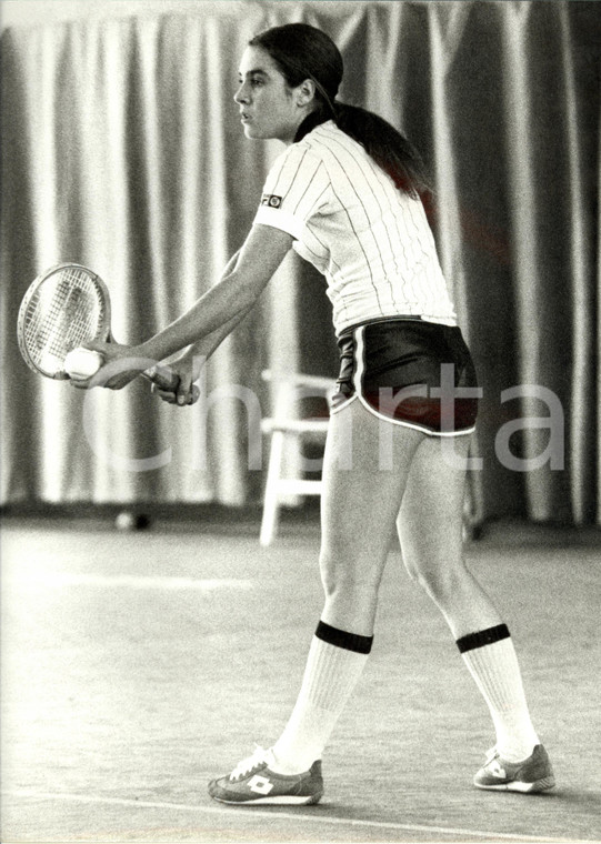 1985 ca MILANO Tennis Sabina SIMMONDS prepara un servizio *Fotografia 23 x 30 cm