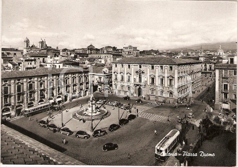 1957 CATANIA Piazza DUOMO con fontana e Palazzo ELEFANTI *ANIMATA FG VG