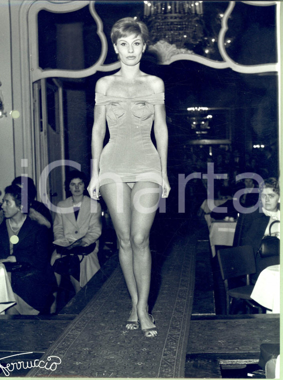 1960 ca MILANO MODA Modella sfila in costume intero chiaro Foto FERRUCCIO