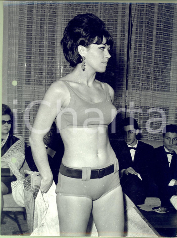 1960 ca MILANO MODA Modella in bikini con fibbia a una serata di gala *Foto