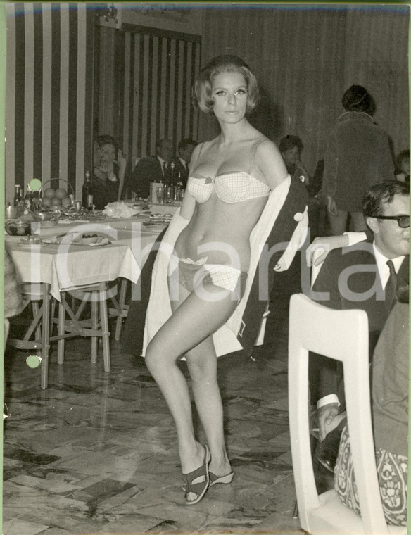 1960 ca MILANO MODA Modella sfila tra i tavoli in bikini a quadretti *Foto