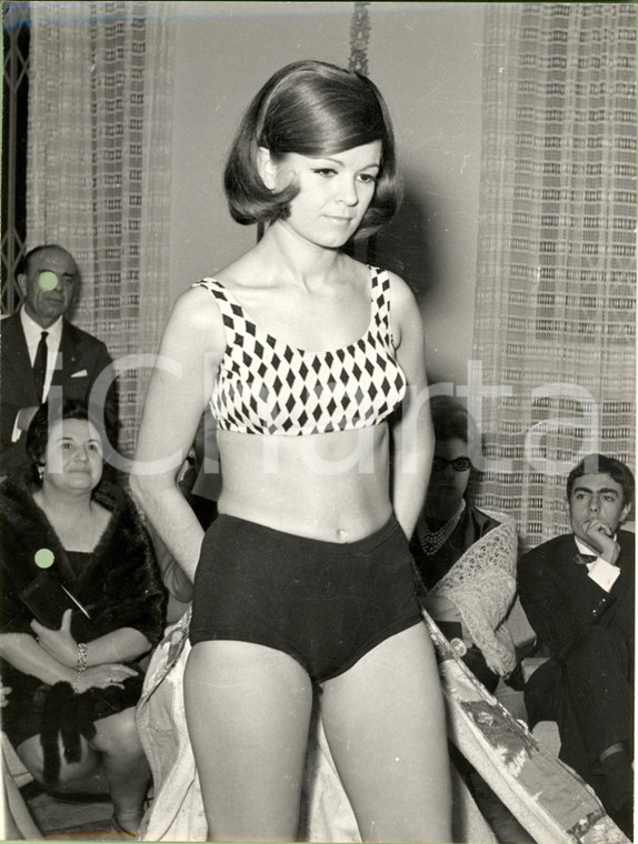 1960 ca MILANO STORIA DELLA MODA Modella sfila in bikini a rombi *Foto
