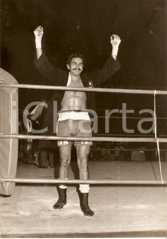 1980 ca PESARO Pugilato IDM Juan Jose GIMENEZ saluta dal ring BOXE *Fotografia