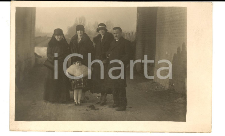 1930 ca ABBIATEGRASSO (MI) Famiglia con bambina in pellicciotto *Fotografia