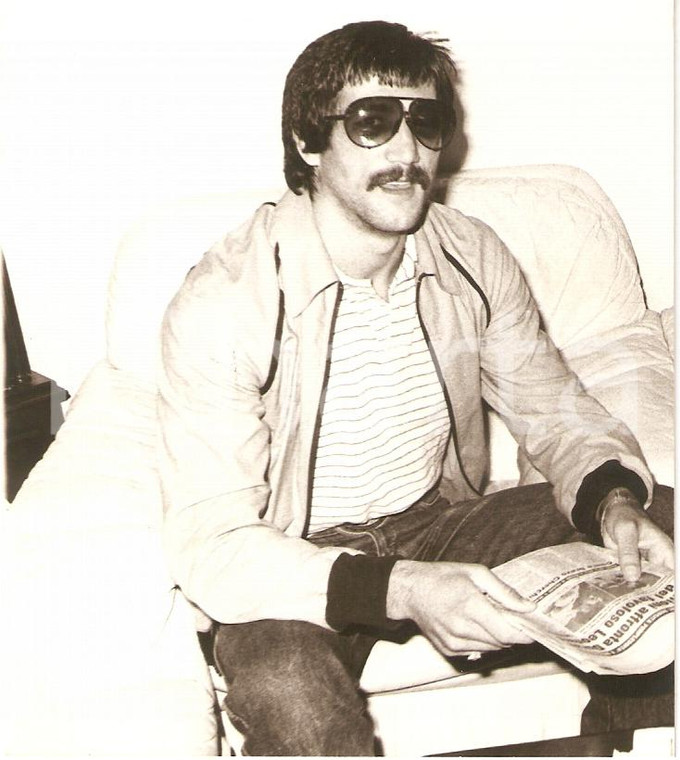 1980 ca PESARO Pugilato Luigi MINCHILLO legge GAZZETTA DELLO SPORT *Fotografia
