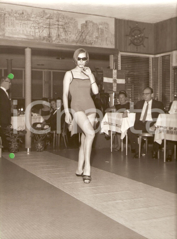 1960 ca GENOVA NERVI Sfilata costumi da bagno LEGA NAVALE sunglass *MODA VINTAGE