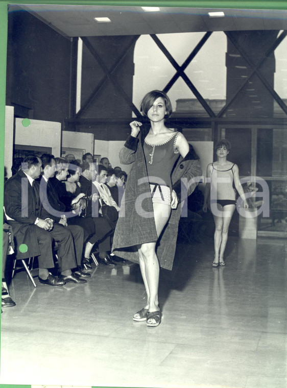 1960 ca MILANO ARENGARIO Sfilata costumi da bagno tra i quadri Foto MODA VINTAGE