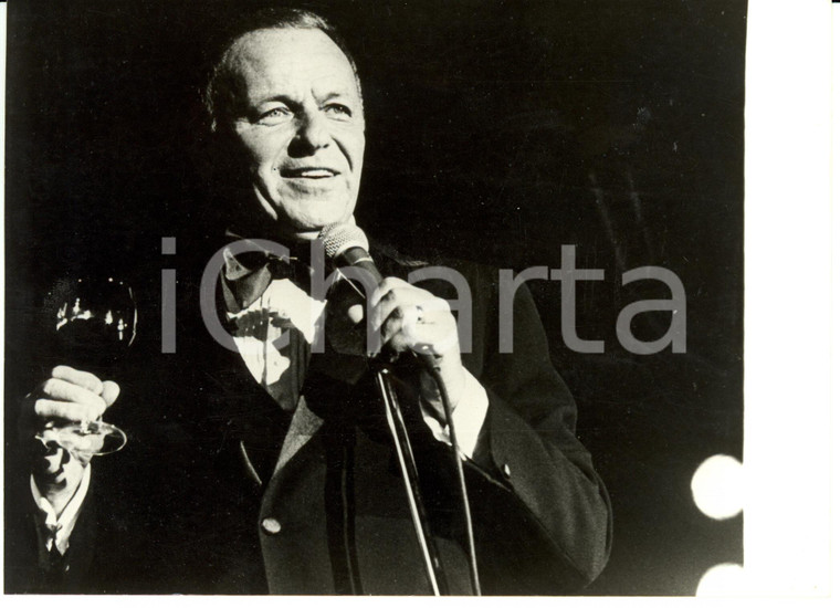 1980 Frank SINATRA al microfono con un bicchiere in mano *Fotografia