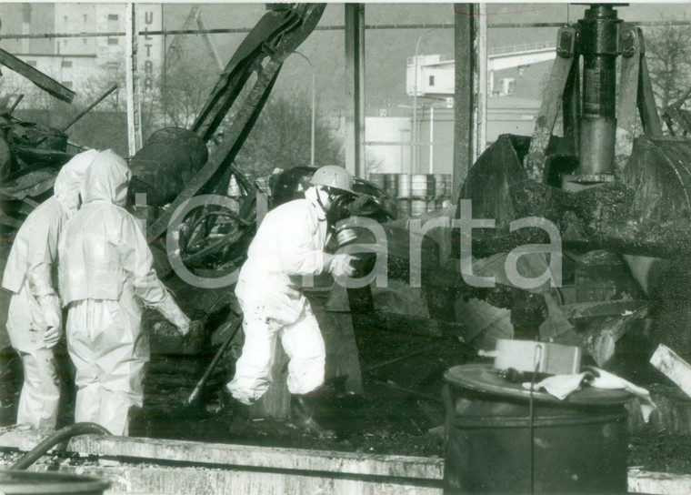 1986 SVIZZERA DISASTRO SANDOZ Operai sgombrano macerie dopo esplosione *Foto