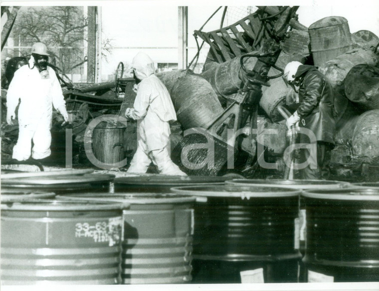 1986 SVIZZERA Tecnici ispezionano rifiuti tossici fabbrica SANDOZ *Fotografia
