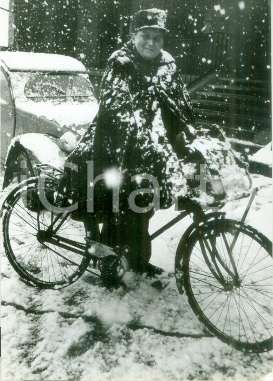 1997 MULHOUSE (FRANCE) Portalettere in bicicletta sotto la neve *Fotografia