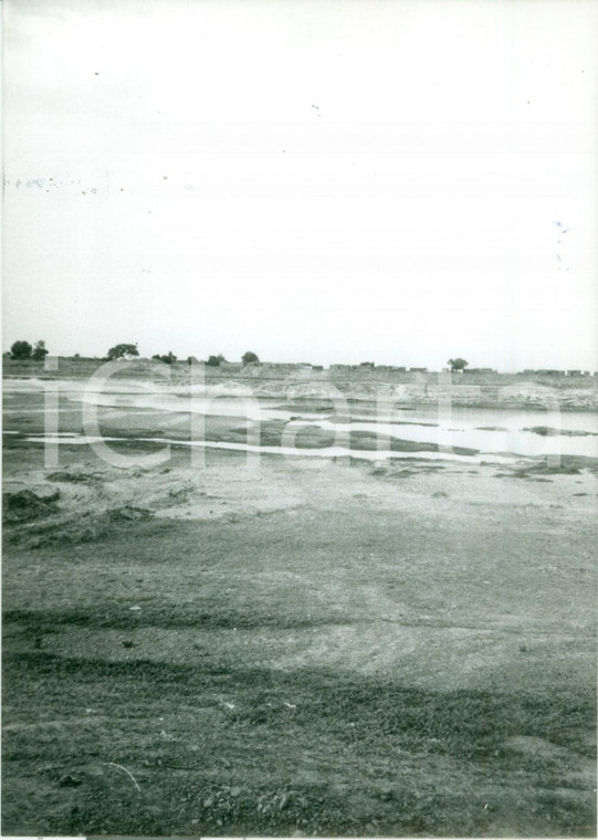 1980 ca CHAD Panorama delle rive paludose del fiume con rifiuti *Fotografia