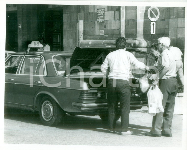 1986 FRANCE Taxista carica bagagli di una cliente sul taxi Fotografia