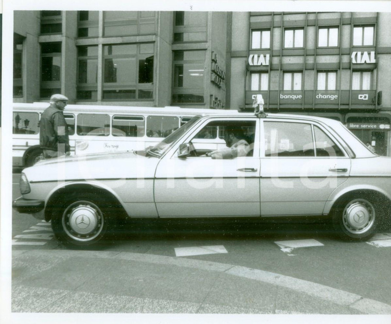 1990 FRANCE Taxista in servizio davanti a La Maison Rouge *Fotografia
