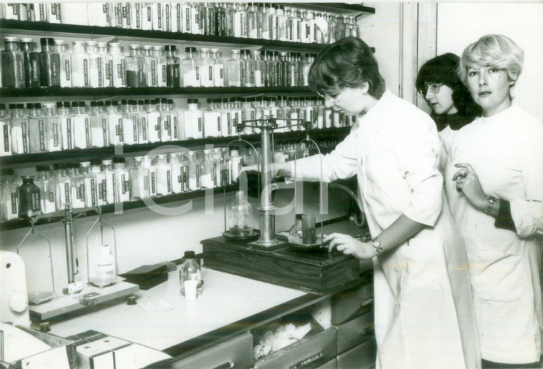 1980 FRANCE Studenti di farmacia al lavoro in laboratorio *Fotografia