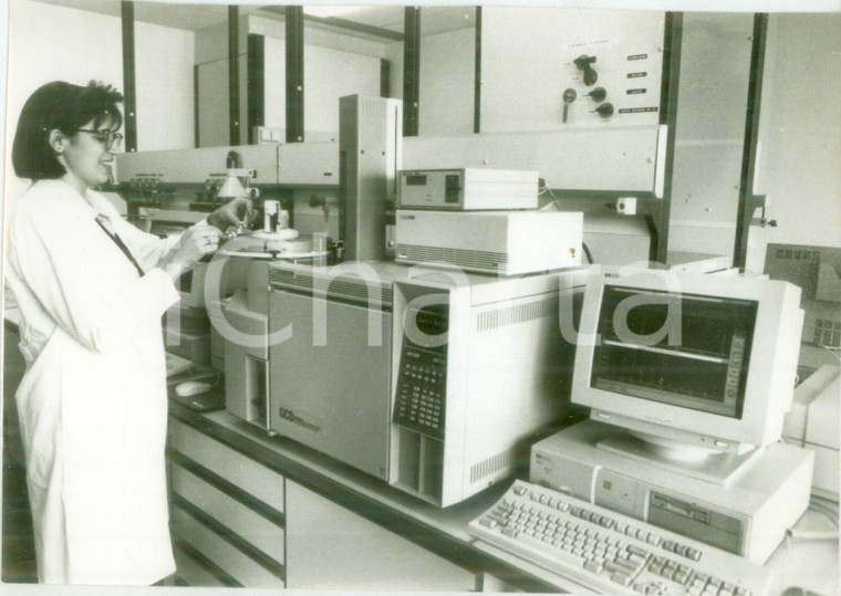 1994 HUNINGUE (FRANCE) Chimica al lavoro nei laboratori SANDOZ *Fotografia