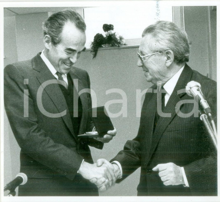 1988 STRASBOURG (FRANCE) Théo BRAUN consegna medaglia a Robert BADINTER *Foto