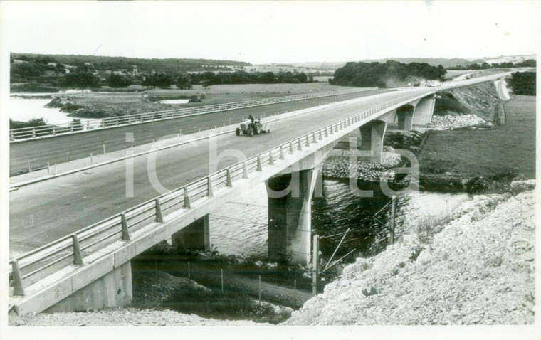 1990 ca ALSACE (FRANCE) Trattore transita su nuova superstrada *Fotografia