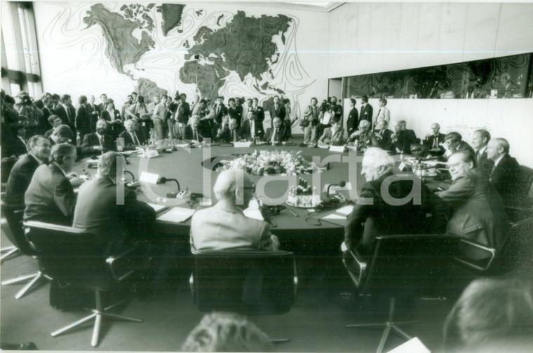 1990 ca BONN (GERMANIA) Delegati in riunione al Parlamento *Fotografia