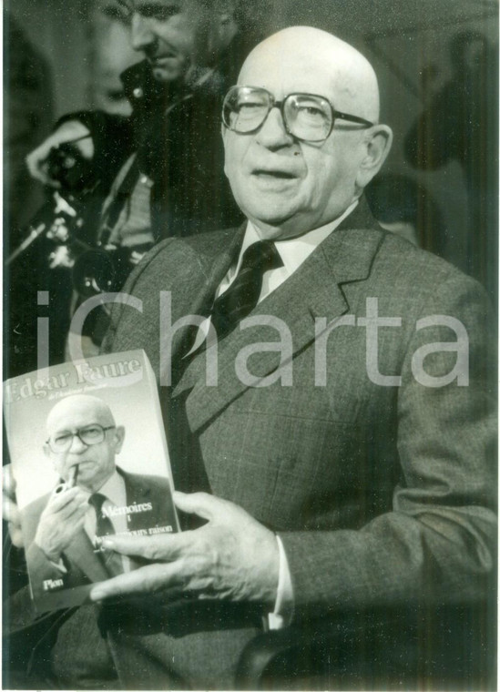 1982 PARIS Politico Edgar FAURE presenta i suoi Mémoires da Bernard PIVOT *Foto