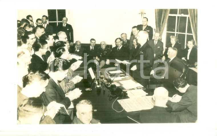 1945 ca WASHINGTON (USA) Presidente Harry S. TRUMAN in conferenza stampa Foto