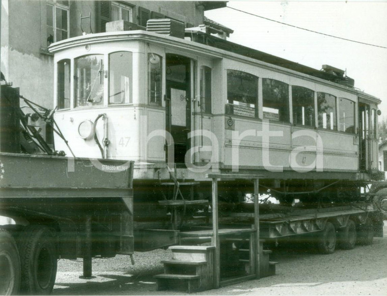 1981 STRASBOURG (FRANCE) Piccolo tram 47 trasportato in deposito *Fotografia