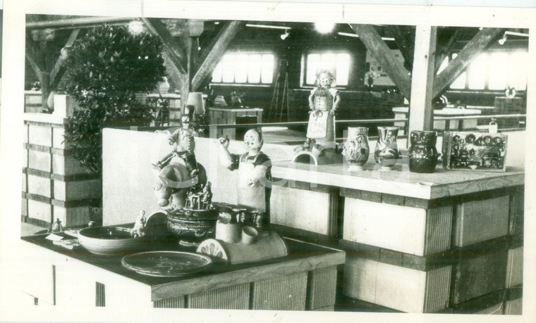 1985 ca FRANCIA ARTIGIANATO Laboratorio di Dany JUNG con statuette *Fotografia