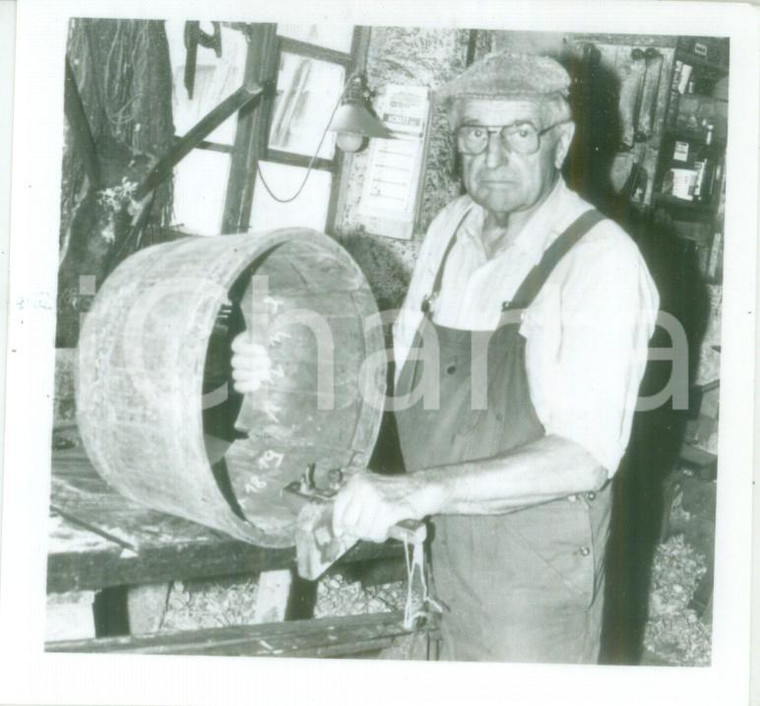 1985 ca FRANCE Bottaio al lavoro a una festa dell'artigianato *Fotografia