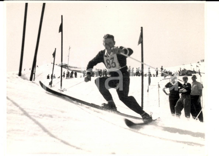 1950 ca SWITZERLAND Campionati SCI DI FONDO Atleta scende nello slalom *Foto