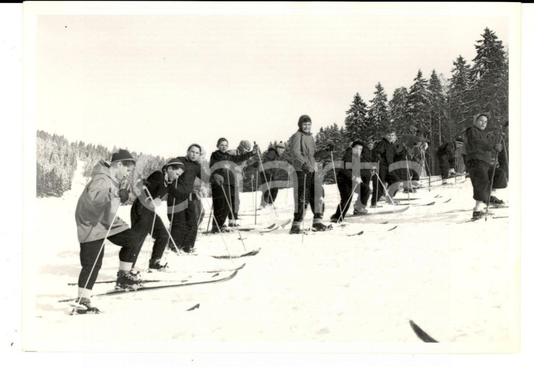 1950 ca SWITZERLAND Campionati SCI ALPINO Bambini salgono sulle piste *Foto