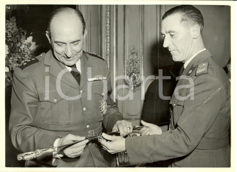 1949 PARIS Jean DE LATTRE DE TASSIGNY reçoit épée d'honneur par Hector BASCON