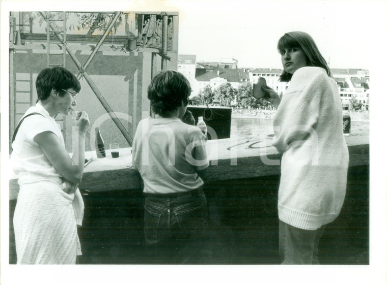 1990 ca BASEL (SVIZZERA) Turisti durante pranzo al sacco di RENO Foto cm 24 x 18