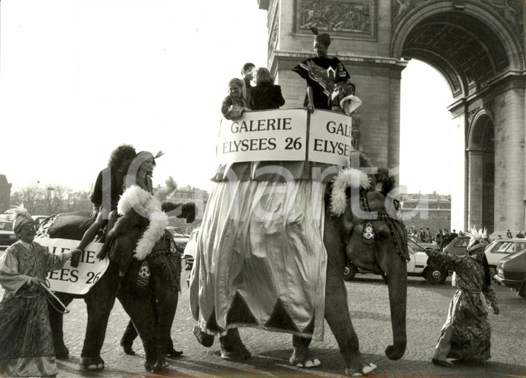 1982 PARIGI (F) Visioni stridenti - Samba e Kala ELEFANTI all'Arco di trionfo