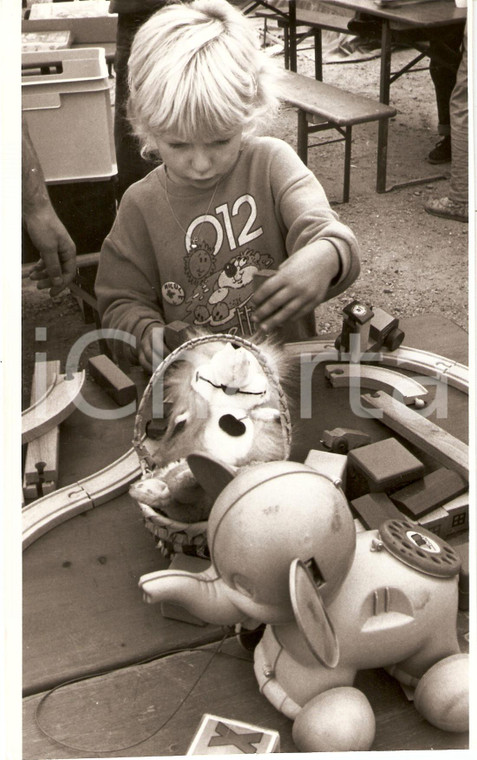1985 BAVIERA Esodo profughi GERMANIA EST Bambina gioca al Campo Accoglienza Foto