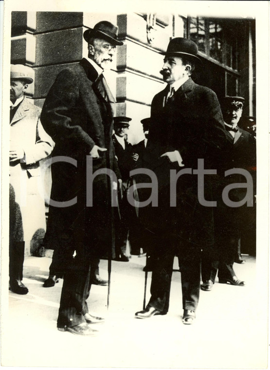 1930 ca MENTONE (Francia) Re Gustavo V di SVEZIA al suo arrivo *Fotografia