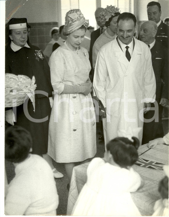 1961 ROMA Regina Elisabetta II REGNO UNITO visita Istituto CROCE ROSSA *Foto