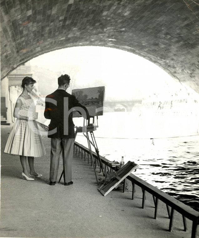 1950 ca PARIGI (F) Liselotte PULVER ammira pittore lungo SENNA *Foto 22x26 cm