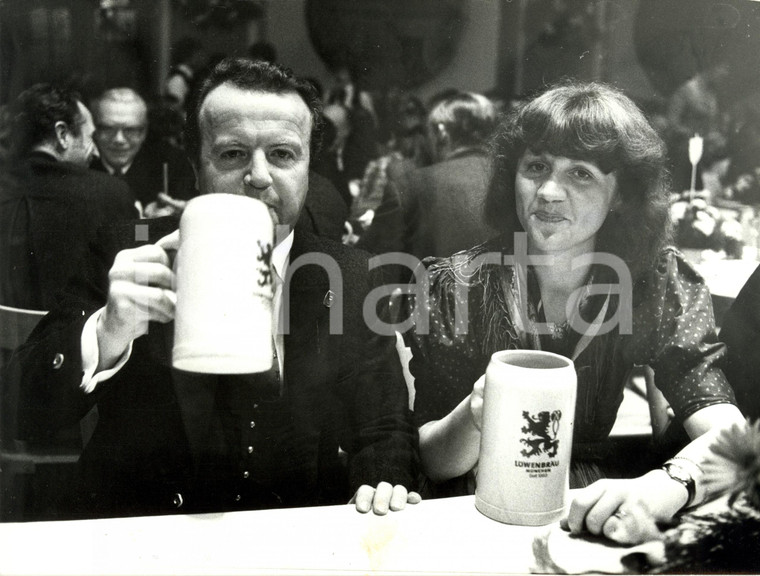 1981 MONACO (D) Gerold TANDLER e la moglie con boccali birra LOWENBRAU *Foto