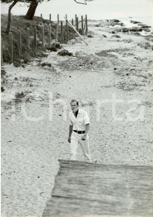 1960 ca SAINT-TROPEZ (F) Vittorio Emanuele di SAVOIA cammina sulla spiaggia Foto