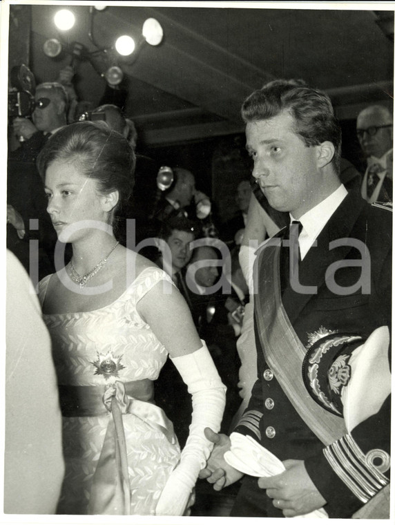 1955 ca BELGIO Giovane principe Alberto in divisa militare ad un ballo *Foto