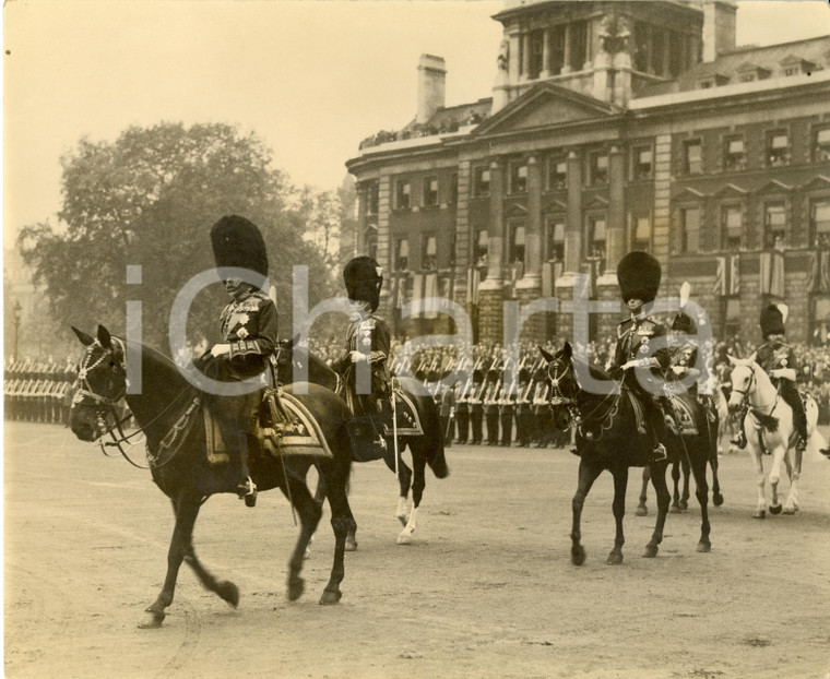 1935 ca LONDON (UK) Horse Guards Parade - George V Trooping the colour *Photo