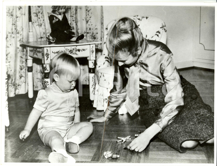 1960 ca BRUXELLES Paola del BELGIO gioca con suo figlio Filippo Foto DANNEGGIATA