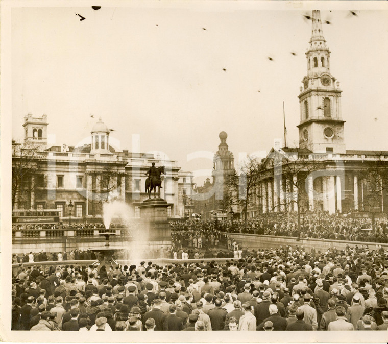 1936 LONDON Trafalgar Square Crowd observing silence for George V's death *Photo