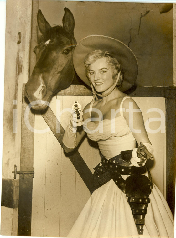 1957 NEUILLY (F) Ingrid WEISS Miss EUROPE posa da cowgirl con pistola Fotografia