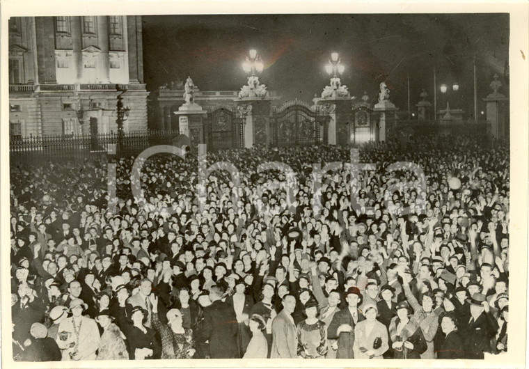 1935 LONDON Crowd at BUCKINGHAM PALACE for 25° anniversary of King GEORGE V